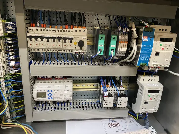 Intérieur d'une armoire électrique câblée proprement
